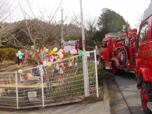稲取保育園と消防車